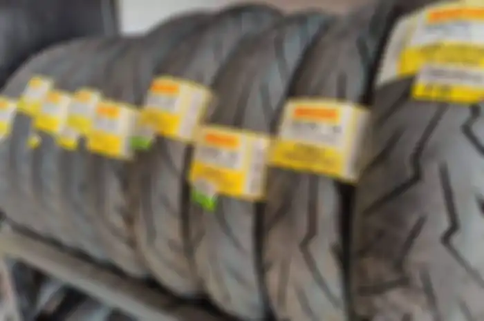 Perhatikan ban depan dan belakang punya ciri pada merek tertentu. Di Pirelli ada tulisan RR atau rear untuk belakang dan FR atau Front untuk depan