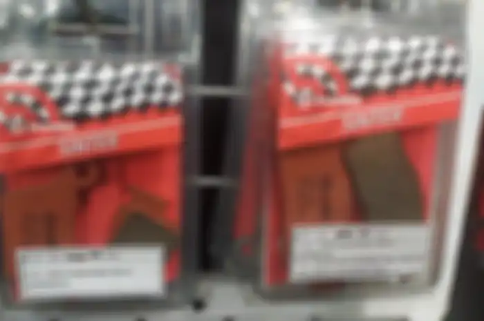 Kampas rem sintered banyak ditemukan pada motor-motor dengan pengereman spek tinggi atau high end. Apa kelebihannya?