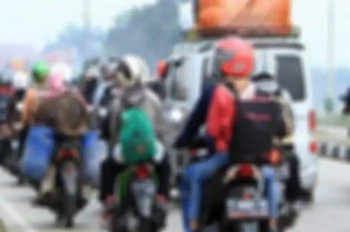 Ilustrasi mudik naik motor. Pemudik motor saat lebaran 2023 bakal kena razia dan disuruh putar balik? Polisi kasih penjelasan.
