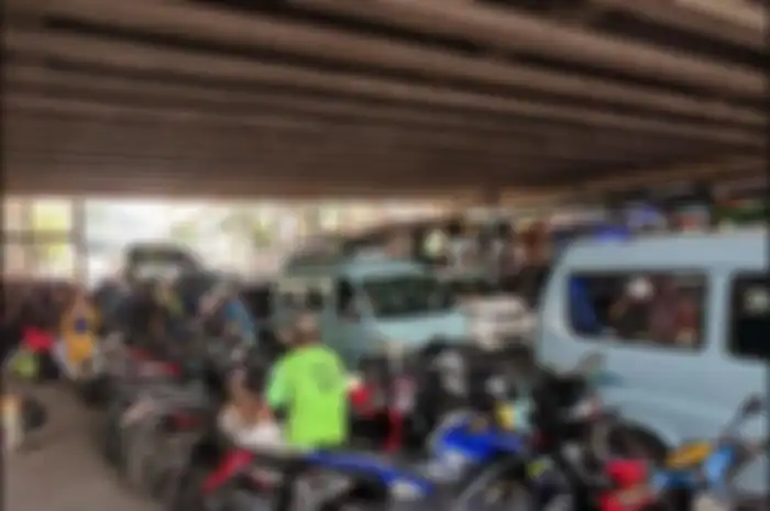 Parkiran Tanah Abang sangat padat dan penuh menjelang libur lebaran Idul Fitri. Jangan kaget harga parkir selangit. 