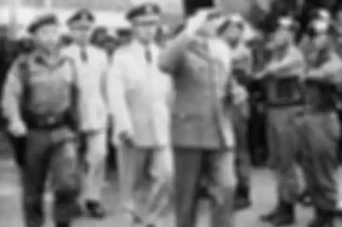 Letjen Soeharto dan Kolonel Moerdani di belakang Presiden Soekarno.