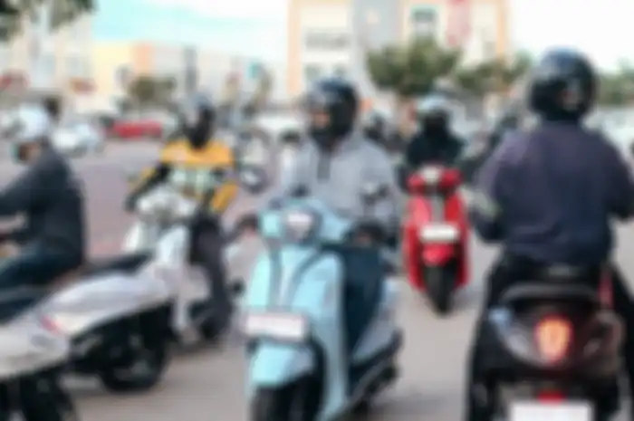 Awak media diajak Yamaha ngabuburide naik Grand Filano dan XMAX sambil bagi-bagi takjil untuk pemotor di jalan.