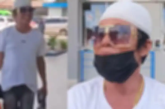 Haji Lady, seorang pria dari Kabupaten Bone, Sulawesi Selatan yang memiliki gaya berpakaian yang nyentrik saat mudik Lebaran Idul Fitri