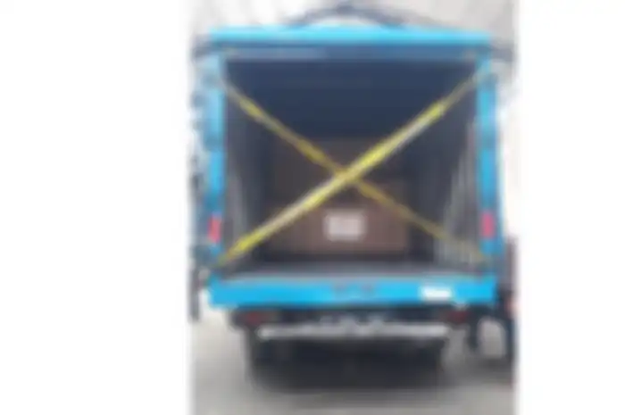 Truk pengangkut oli palsu disegel