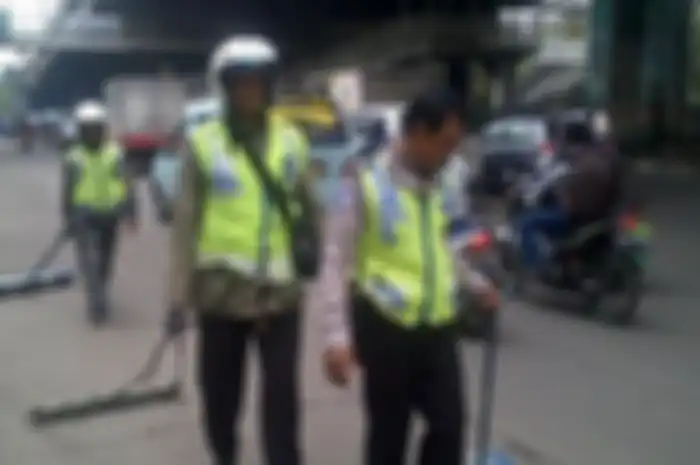 Polisi di Karawang temukan 1,5 kilogram ranjau paku sepanjang jalur arteri, bagi bikers yang melintas harap berhati-hati. 