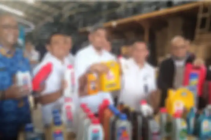 Gudang pembuatan dan distribusi oli palsu di Pinang, Tangerang dibongkar polisi, Senin (17/4/2023).