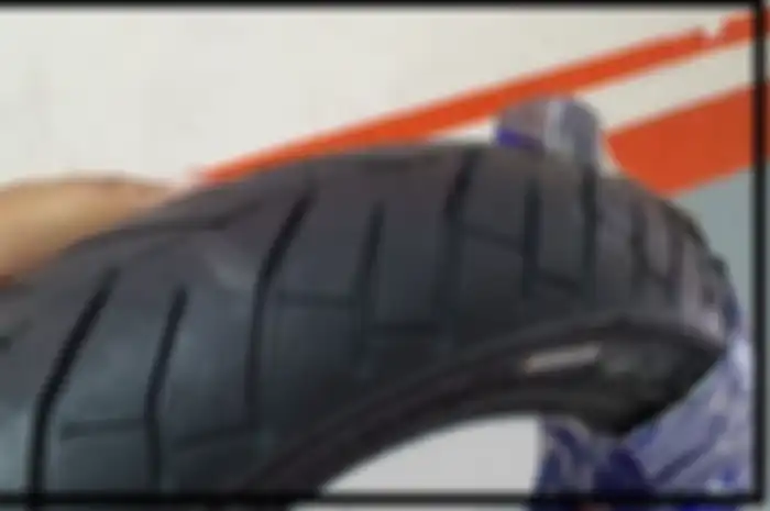 Ajaib banget ban motor asal India bernama CEAT diklaim anti kempes meski tertusuk paku dan dicabut.