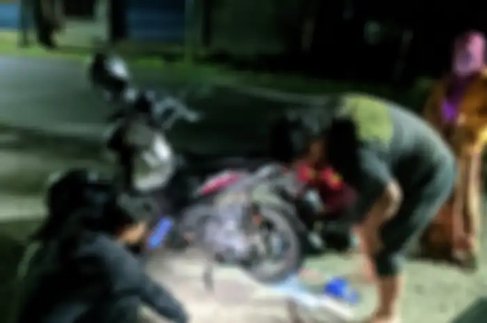 Ilustrasi perbaikan motor yang bermasalah oleh tim Relawan Jalanan Malam di Yogyakarta dan Jateng.