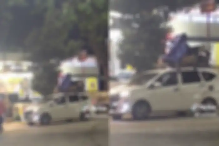 Mobil LCGC putih mudik sambil bawa motor di atap.