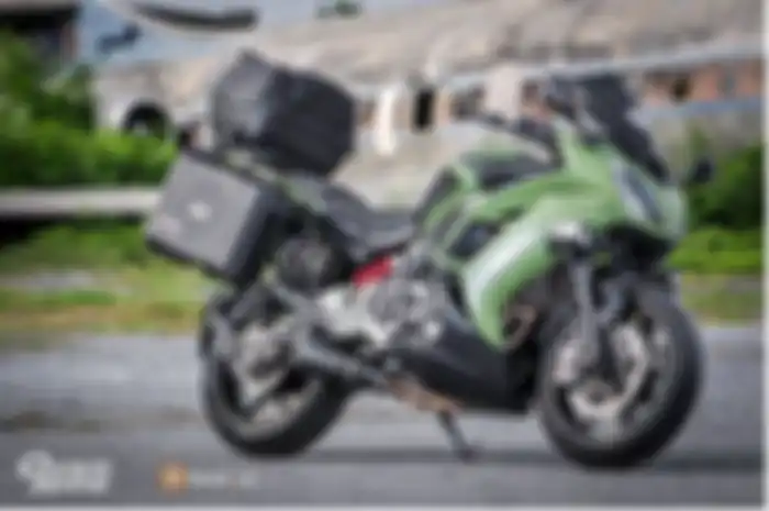 Modifikasi motor Kawasaki Ninja 650 buat touring mudik lebaran.