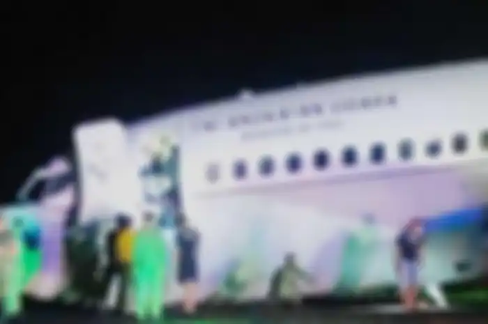 Tampak pesawat bertuliskan TNI Angkatan Udara tergelincir di Bandara Mozes Kilangin Timika, Kabupaten Mimika, Provinsi Papua Tengah, Senin (17/4/2023). Sejumlah petugas masih berjibaku melakukan evakuasi di tengah guyuran hujan