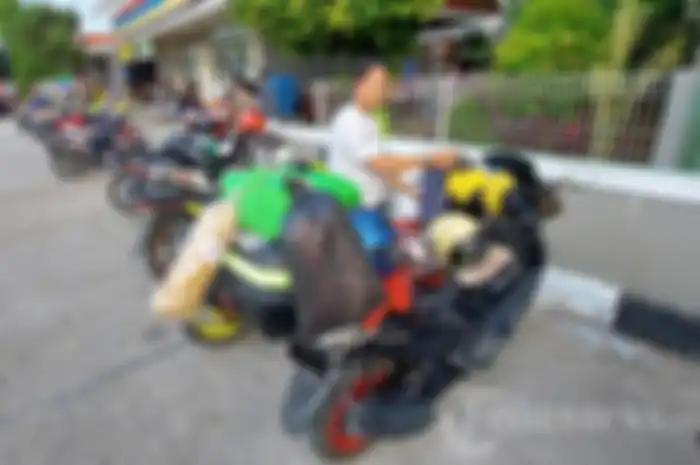 Ilustrasi pemudik motor istirahat.
