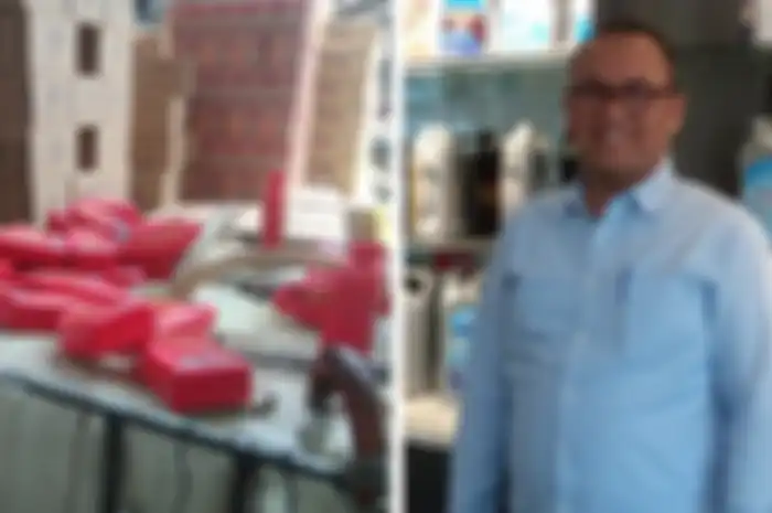 Ketua Umum Aspelindo, Sigit Pranowo hadir saat penggerebekan gudang oli palsu di Pinang, Tangerang pada Senin (17/4/2023) kemarin.
