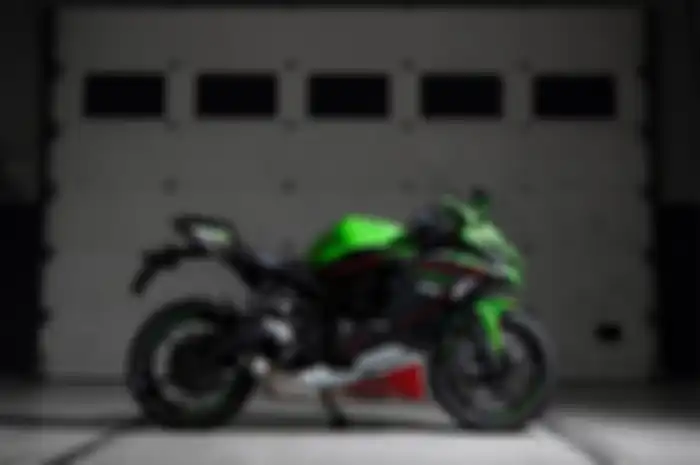 Ilustrasi menyimpan Ninja ZX-25R di garasi