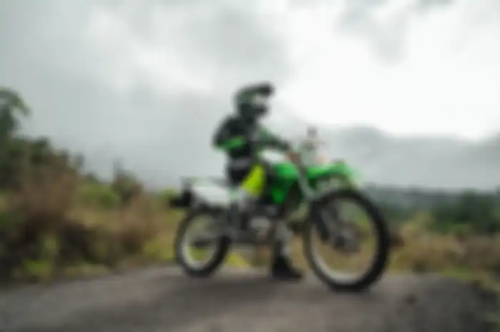 Kawasaki KLX150, pionir motor trail di Indonesia, hadir dalam model baru yang lebih keren dan sporty.
