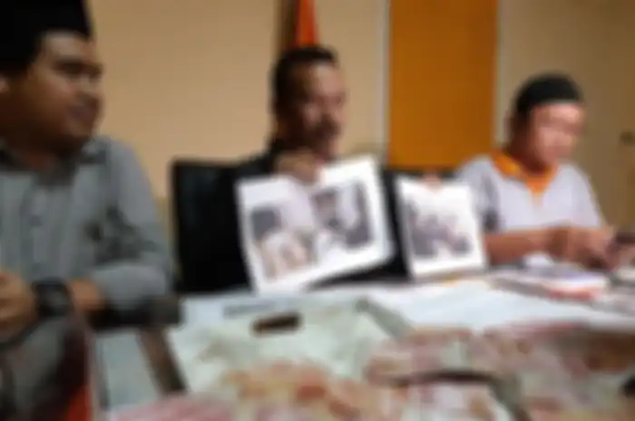 Jajaran Komisioner Bawaslu Banyumas menunjukkan barang bukti uang, baju koko, dan beberapa kartu nama serta leaflet bergambar caleg juga capres di Purwokerto, Banyumas, Jateng