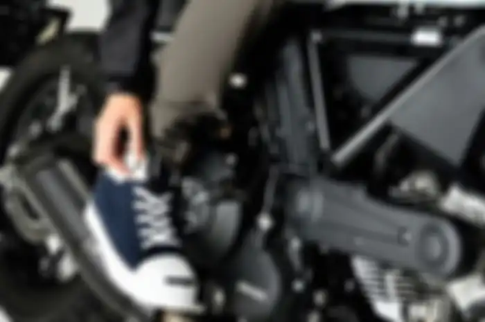 Sepatu turing bergata casual, model ciamik untuk riding dengan gaya santai, tetapi faktor keamanan dan kenyamanan tetap diutamakan. 
