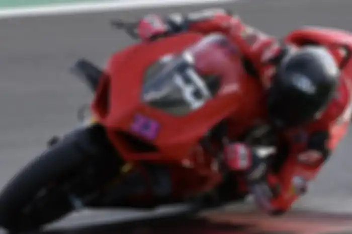 Pembalap Enea Bastianini berlatih naik motor Ducati Panigale V4 R demi turun di MotoGP Spanyol 2023.