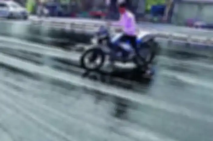 Aspal jalanan di India meleleh diduga akibat cuaca panas ekstrem.