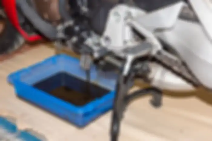 Cek kondisi oli motor dan juga filter oli begitu motor dipakai berkendara jauh di masa libur lebaran. 
