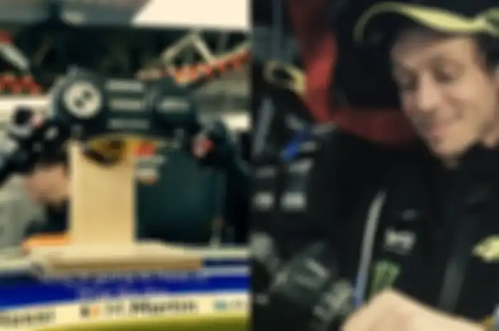 Valentino Rossi dapat hadiah unik berupa setir, bentuknya mirip setang motor balap.