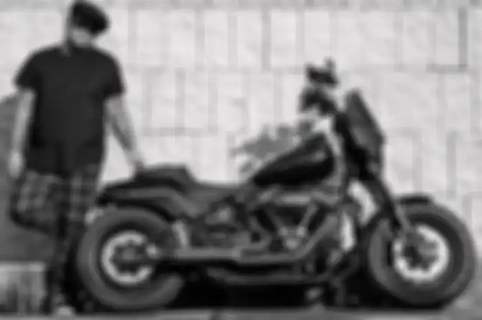 Virgoun bersama Harley-Davidson Fat Bob aliran Club Style