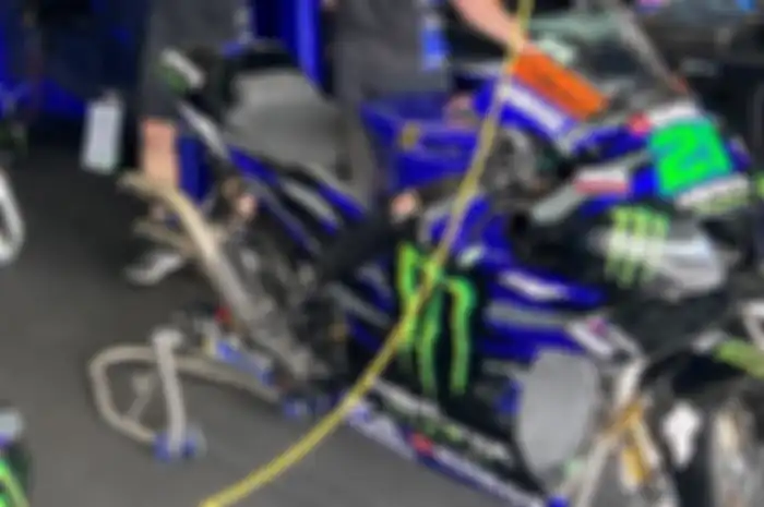 Knalpot laras ganda Akrapovic di Yamaha YZR M1