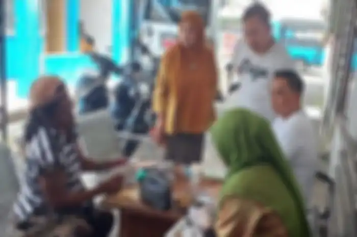 Tini (kaos garis hitam putih), pengemis kaya raya yang terjaring razia di Bogor punya Yamaha NMAX sampai cek Rp 1,3 miliar.