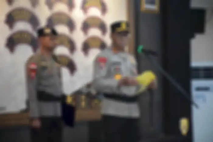 Sosok Kapolda NTT saat beri keterangan anggota brimob selamat dari teror KKB.