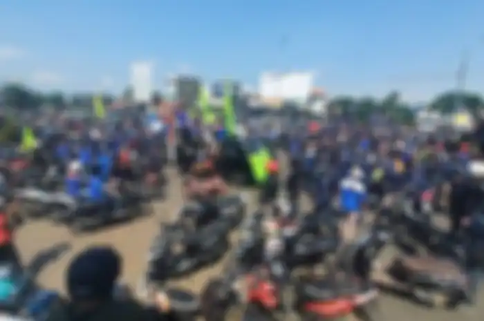 Rombongan buruh dari beberapa kota di Jawa Barat bertemu di Simpang Sadang, menuju Jakarta menggunakan ratusan motor untuk unjuk rasa. 