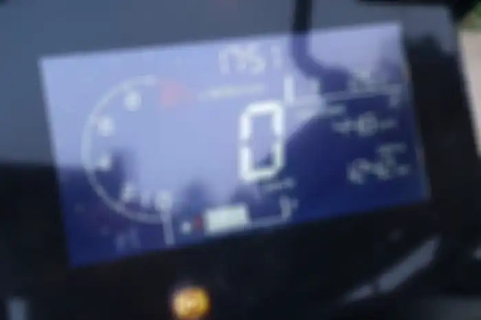 Tampilan speedometer Honda ADV 160 saat berkendara