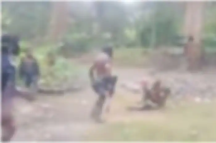 Tangkap layar video detik-detik penyiksaan KKB Papua pimpinan Joni Botak oleh KKB Papua pimpinan Lewis Kogoya. Hal ini terjadi karena KKB Joni Botak dianggap berkhianat. 