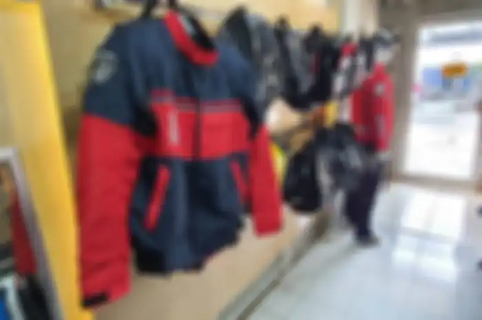Ilustrasi jaket motor. Begini cara memilih jaket motor saat musim hujan biar anti gerah dan tidak masuk angin.