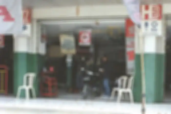 Bengkel motor curang terlihat asli seperti AHASS padahal palsu.