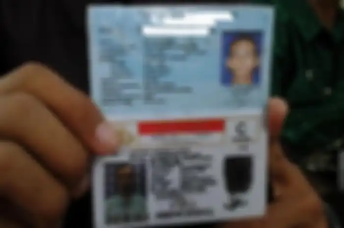 Ilustasi KTP dan SIM warga DKI Jakarta yang akan dihapus NIK-nya.