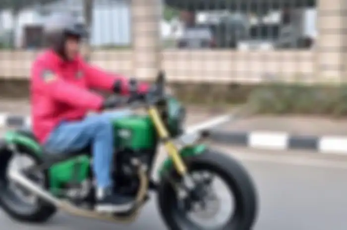 Ilustrasi Presiden Jokow motoran, akan tinjau jalan rusak di Lampung.
