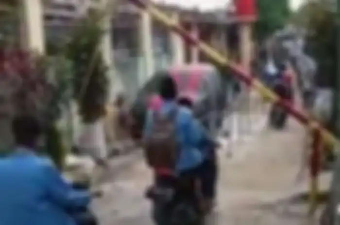 Jalan komplek dibuat garasi, pemotor saling berdesakan