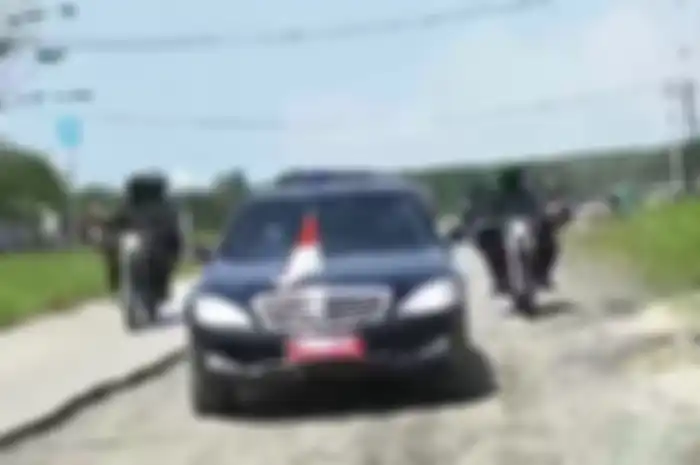 Presiden Jokowi melintasi jalan rusak di Lampung di kawal Paspamres bermotor trail.