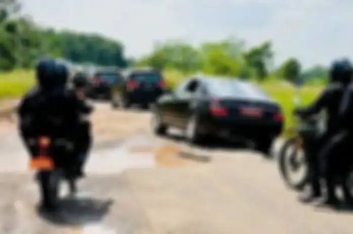 Paspampres gunakan motor trail saat dampingi Presiden Jokowi yang sidak langsung ke jalan rusak di wilayah Provinsi Lampung. 