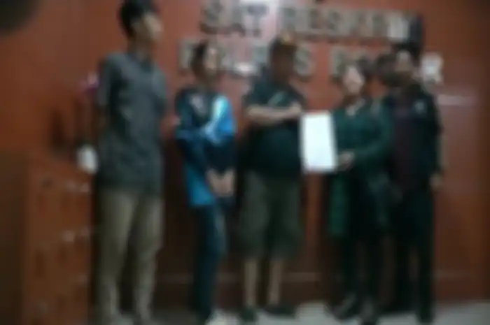 Momen saat pemilik motor yang juga korban getok harga Rp 2,7 juta dan pemilik bengkel Hen's Motor berdamai.