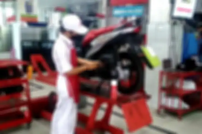 Foto ilustrasi Honda BeAT di pit. Kalau pemilik motor dipanggil ke area servis, apakah perlu bersiap ongkos jadi mahal?