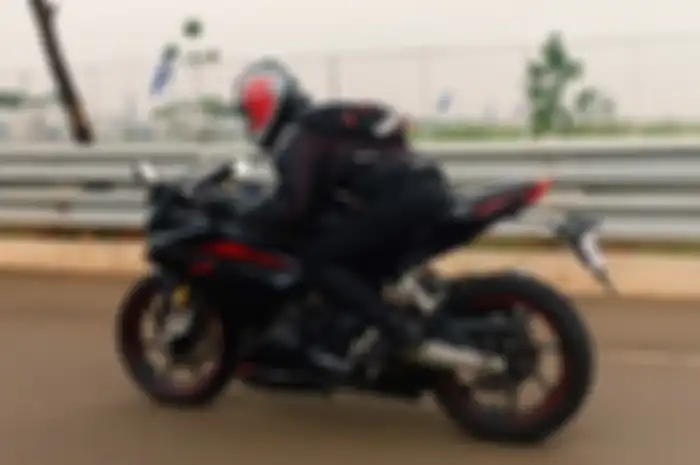 Naik motor siang hari menggunakan Honda CBR250RR