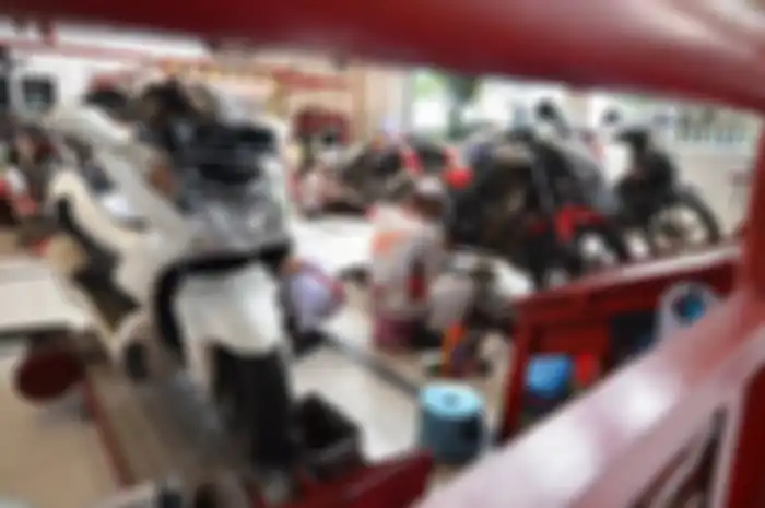 Baik di bengkel resmi atau bengkel umum, saat servis motor ada baiknya ditunggu untuk memastikan kondisi motor guna menghindari bengkel yang curang. 