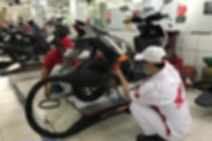 Ilustrasi servis motor Honda di bengkel resmi, hindari getok harga di bengkel curang.