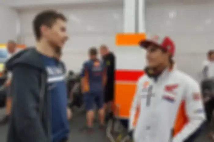 Jorge Lorenzo sarankan Marc Marquez untuk melakukan ultimatum pada Honda agar segera membuat motor yang kompetitif. 