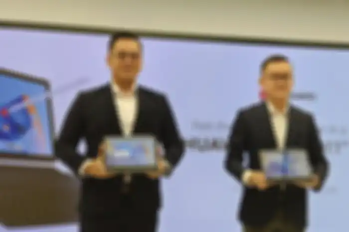 Huawei Indonesia resmi memperkenalkan Matepad 11 2023 dengan PC-Level WPS. Dari kiri ke kanan : Edy Supartono, Training Director Huawei CBG Indonesia, Patrick Ru, Country Head of Huawei Device Indonesia