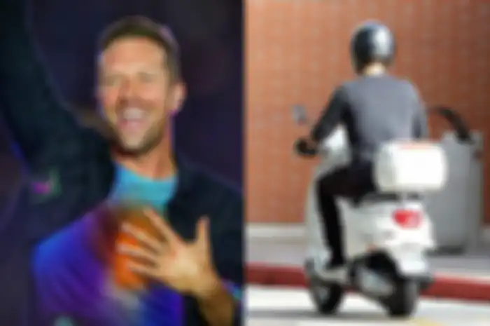 Tak disangka vokalis Coldplay yaitu Chris Martin pernah ikut ujian praktik SIM baru naik Vespa LX miliknya.