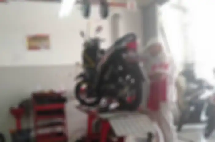 Mekanik bengkel resmi AHHAS sedang servis Honda BeAT