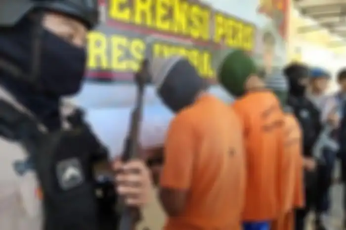 Remaja diduga geng motor yang ditetapkan sebagai tersangka pembacokan anggota polisi saat konferensi pers di Mapolres Indramayu, Jumat (12/5/2023). 