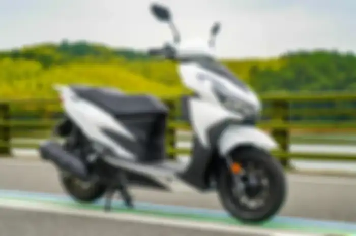 Ada motor murah dari Cina punya muka mirip Honda Vario dengan mesin 125 cc. Namanya kok mirip pendamping raja ya?